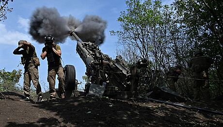 Charkovská oblast. Ukrajinské jednotky pálí z houfnice M777 na pozice...