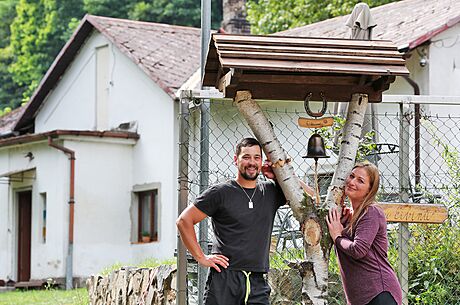 Manelé Jan a Kateina Eibinovi z minifarmy Semtambobek u zvoniky ped branou...