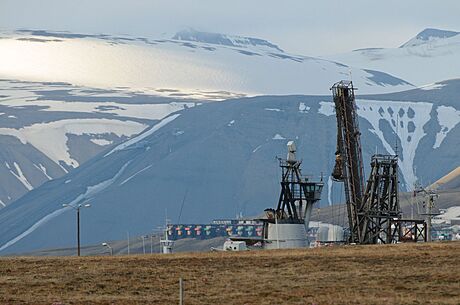 Uhlí se na picberkách tí i poblí nejvtího msta msta Longyearbyen.