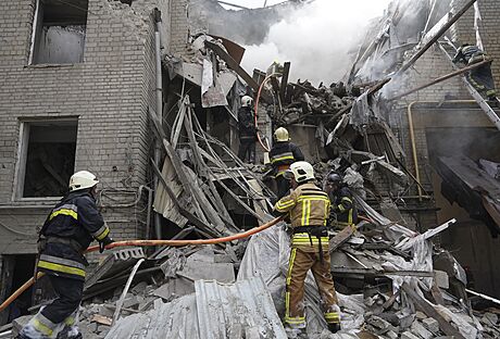 Ukrajintí hasii bojují s ohnm v budov zniené ruským ostelováním v...