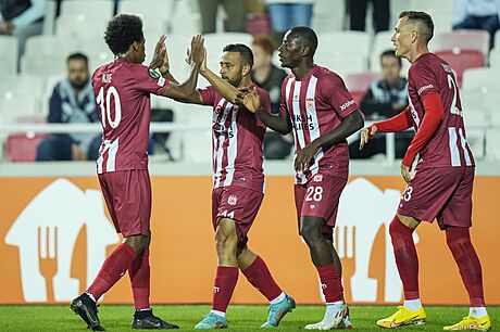 Fotbalisté tureckého Sivassporu slaví vstelenou branku v utkání Konferenní...