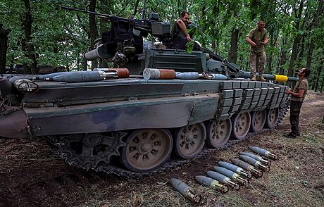 Ukrajintí vojáci u tanku v Doncké oblasti (12. srpna 2022).