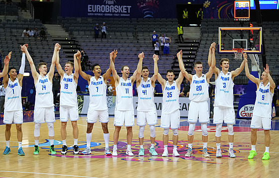 Fintí basketbalisté se radují z výhry proti Nizozemsku.