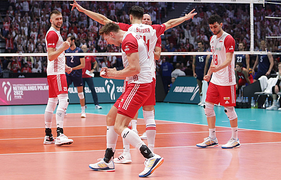 Radost polských volejbalist v utkání proti USA.