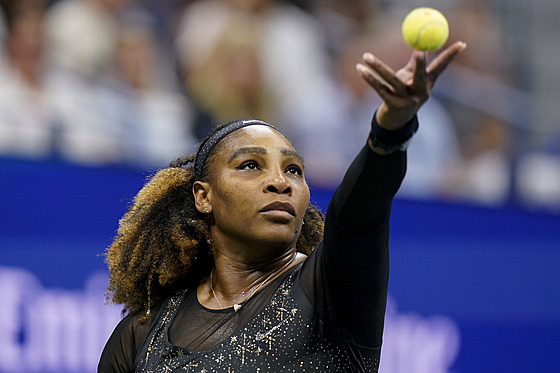 Serena Williamsová servíruje ve druhém kole US Open.