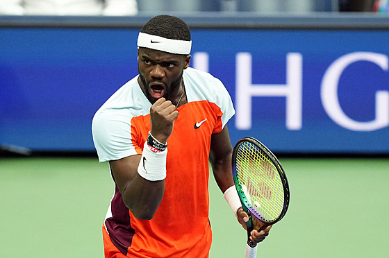 Frances Tiafoe se raduje ve tvrtfinále US Open.