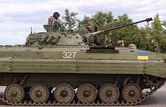Ukrajintí vojáci na obojivelném obrnném transportéru vyjídjí z Bachmutu v...