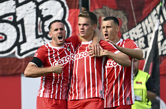 Zleva Christian Günter, Matthias Ginter a Maximilian Eggestein slaví gól do...