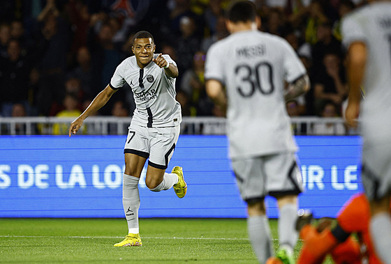 Kylian Mbappé oslavuje smrem k Lionelu Messimu v zápase proti Nantes.