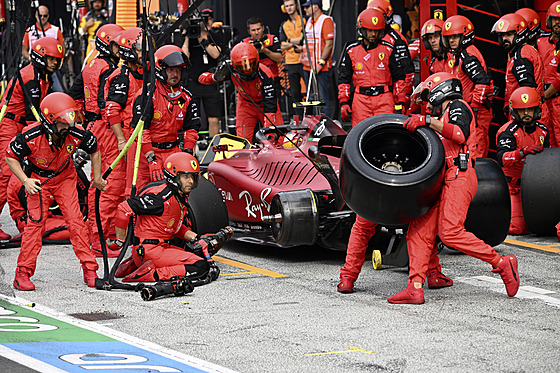 Mechanici Ferrari vymují pneumatiku u vozu Carlose Sainze pi Velké cen...