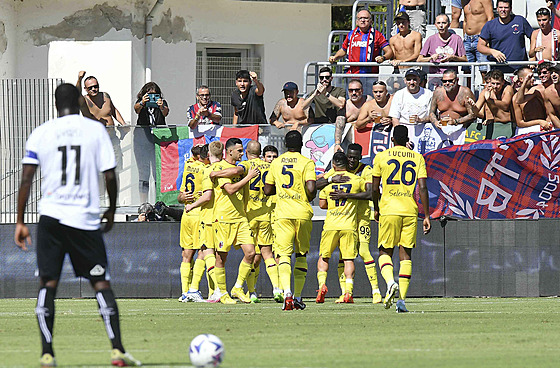 Fotbalisté Boloni oslavují gól v zápase Serie A proti Spezii.