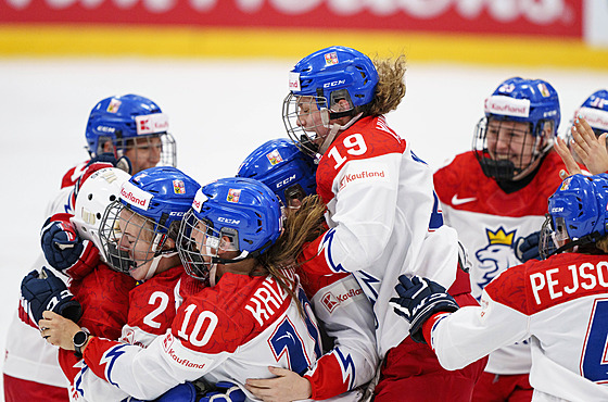 �eské hokejistky se radují ze zisku bronzové medaile proti �výcarsku.