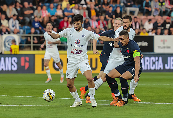 Michal Trávník ze Slovácka u mí�e. Za ním Tomá� Hole� ze Slavie.