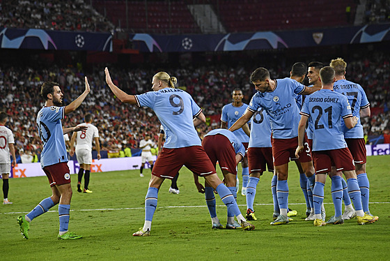 Fotbalisté Manchesteru City se radují po tetím gólu do sít Sevilly.