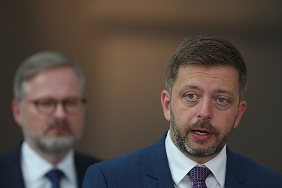Ministr vnitra Vít Rakuan (vpravo) a premiér Petr Fiala v Poslanecké snmovn....