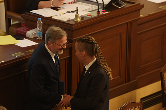 Premiér Petr Fiala (vlevo) a místopedseda vlády Ivan Barto ve Snmovn, (1....