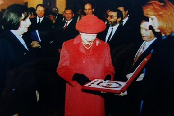 Královna si soupravu pevzala v Brn. Pedání daru pihlíel Václav Havel.
