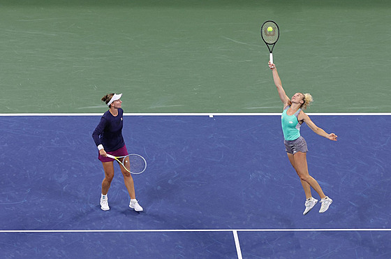 Kateina Siniaková (vpravo) se natahuje po balonku bhem semifinále US Open,...