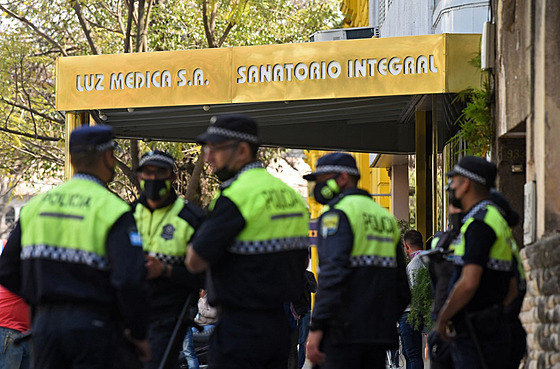 Argentintí policisté hlídkují ped nemocnicí Luz Medica ve mst San Miguel de...