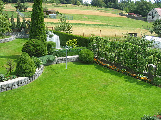 Během let majitelé zahradu ve svahu u rodinného domu rozčlenili na terasy....