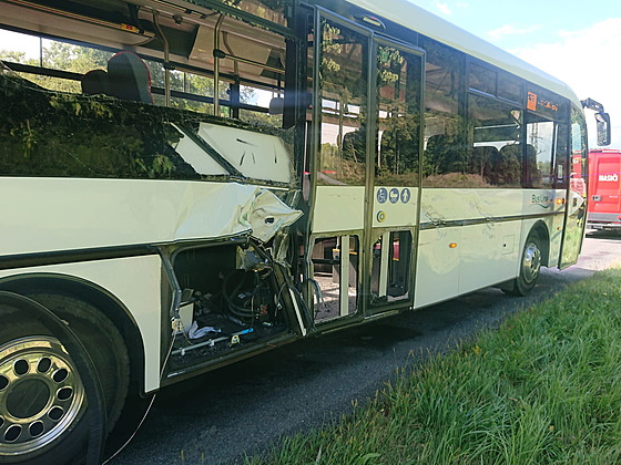Autobus se srazil s traktorem na silnici z Ústí nad Orlicí do Letohradu. (1....