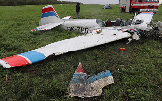 Trosky letounu Zlín Z-526 F na míst letecké nehody u Mostu (27. srpna 2021)