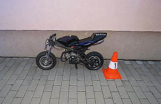 Minibike, na kterém havaroval opilý mu v Novém Bydov. (6. 9. 2022)