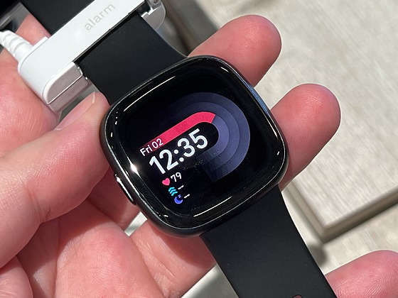 Nová série chytrých hodinek a náramk Fitbit