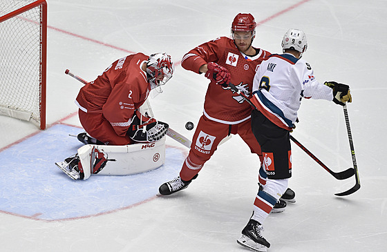 T�inecký branká� Marek Mazanec ve spolupráci s obráncem Karlisem �ukstem...