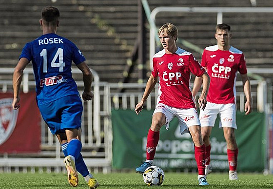 Emil Tischler (u míe) elí nátlaku Antonína Rska, který dal v nedli...