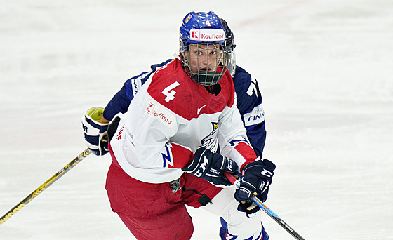 eská hokejistka Daniela Pejová v zápase s Finskem