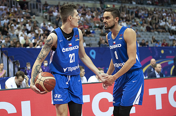 etí basketbalisté Vít Krejí (vlevo) a Tomá Satoranský v zápase s Polskem