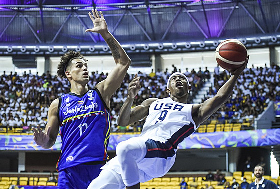 Americký basketbalista Craig Sword padá v zápase s Venezuelou, brání ho Edgar...