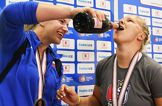 Kateina Mrázová (vlevo) a Dominika Lásková se podílely na bronzu pro eské...