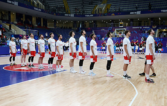 Turetí basketbalisté naslouchají hymn.