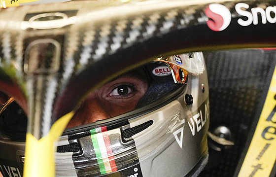 Carlos Sainz z Ferrari pi tréninku na okruhu v Monze