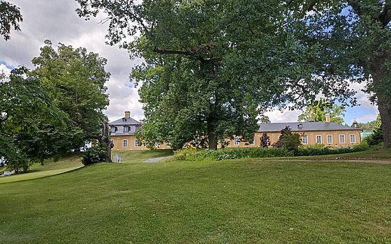 Zahrada u zámku Kozel na Plzesku.