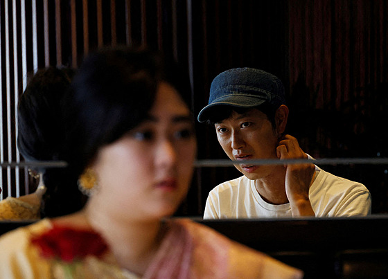 Shoji Morimoto na schzce se svou klientkou v jedné z tokijských kaváren (31....