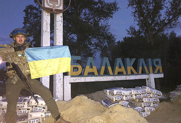 Ukrajinci osvobodili Balakliju, Rusům v Izjumu hrozí odstřižení