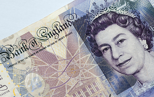 Británie začne měnit známky, uniformy i bankovky, bude to stát miliardy