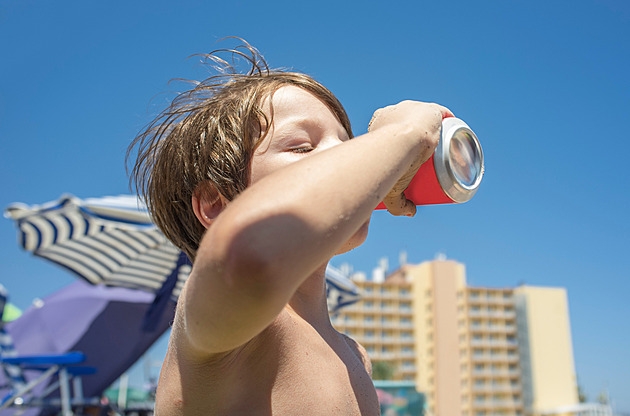Energy drink jen s občankou. Poslanci chtějí zakázat oblíbené nápoje dětem