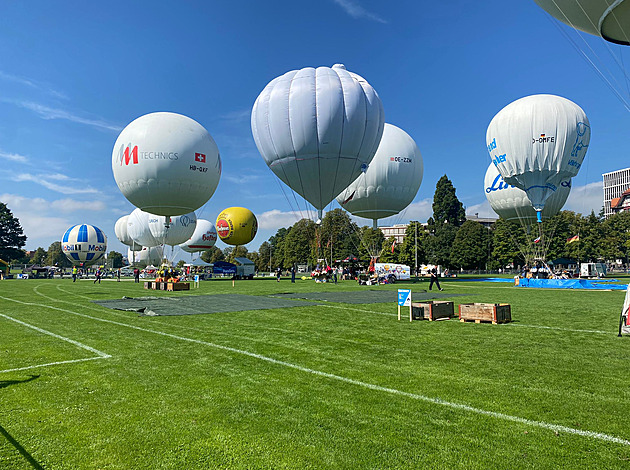 Začíná letecký souboj vodíkových balonů nad noční Evropou. Sledujte online