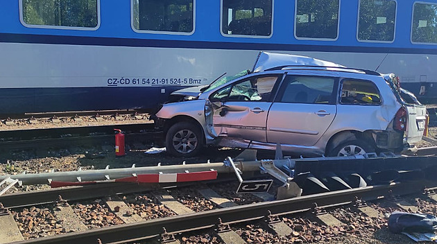 Na Českokrumlovsku se srazilo auto s vlakem, řidič zemřel. Trať stojí