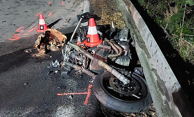 Na Krumlovsku po střetu s autem začala hořet motorka. Její řidič zemřel