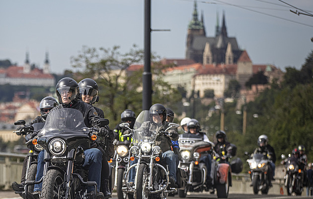 Spanilá jízda motorkářů Harley-Davidson zaplnila Prahu, zkomplikovala dopravu