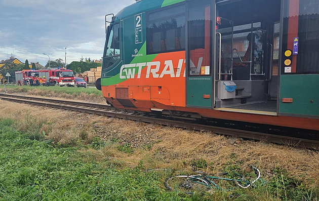 Vlak na Strakonicku zachytil cyklistu a tlačil ho několik metrů