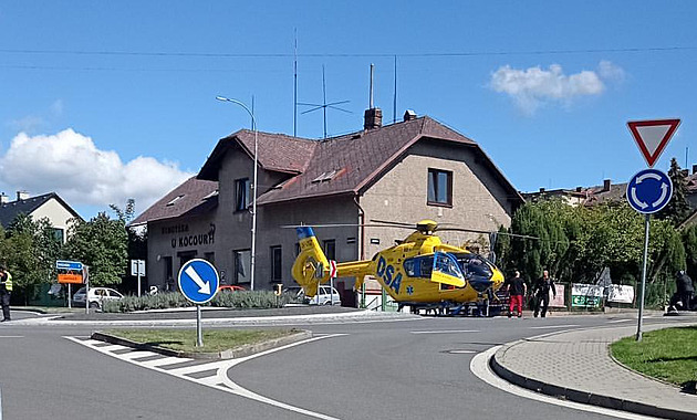 Pod přistávajícím vrtulníkem záchranářů projel vůz, další se chtěl protáhnout