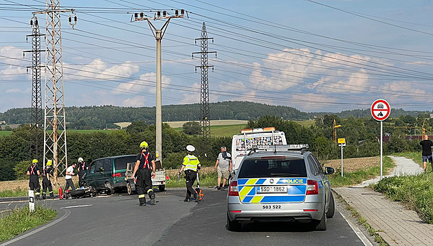 Po srážce s autem motorkáře resuscitovali svědci, policisté i záchranáři