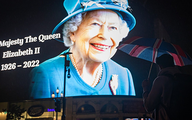 Královna byla typická Britka. Záleželo jí na lidech, vzpomíná novinář