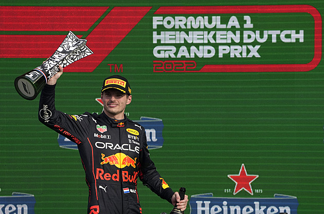 Desátý triumf dominantního Verstappena. K domácí výhře mu pomohl safety car